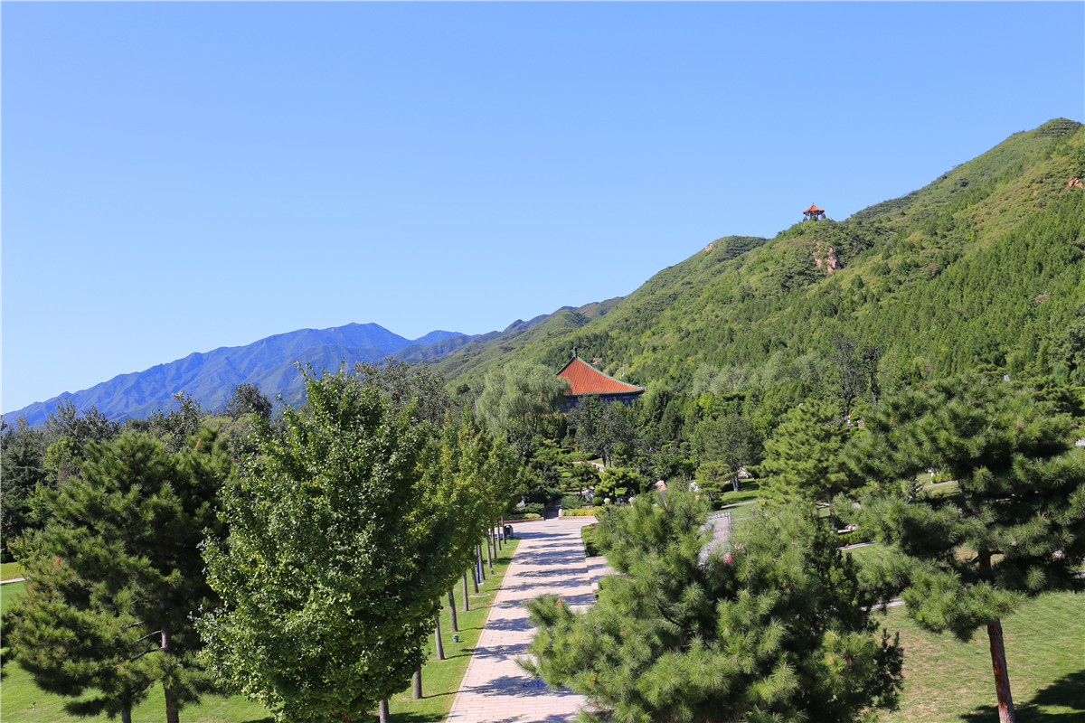 天寿陵园背靠天寿山